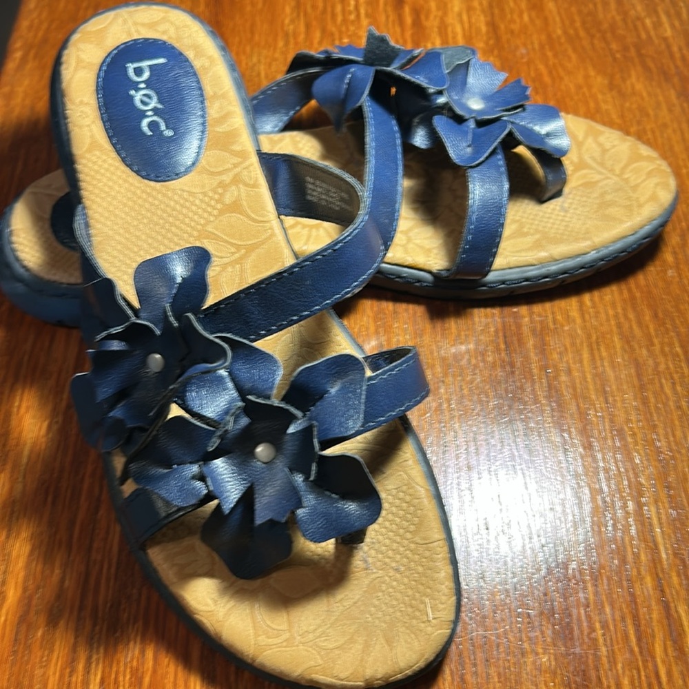 BOC Born Concept Womens Slide In Faux Leather Navy Flower Sandals. Size 8